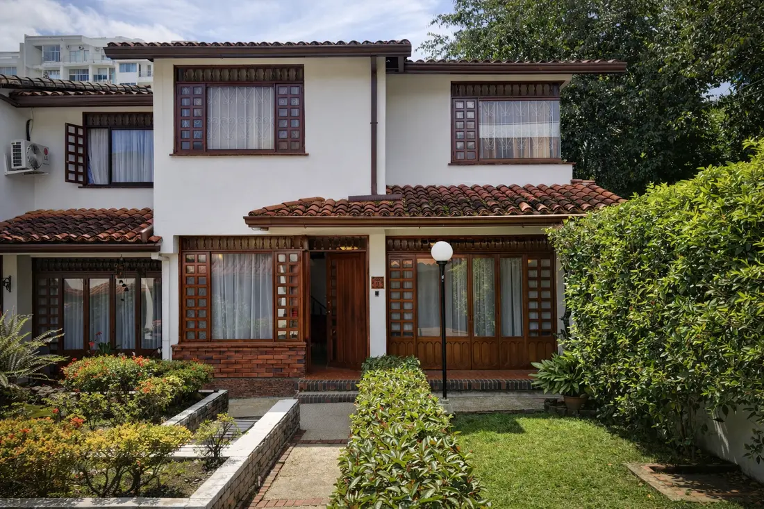 Fachada de casa en Caudal Oriental Villavicencio con jardín