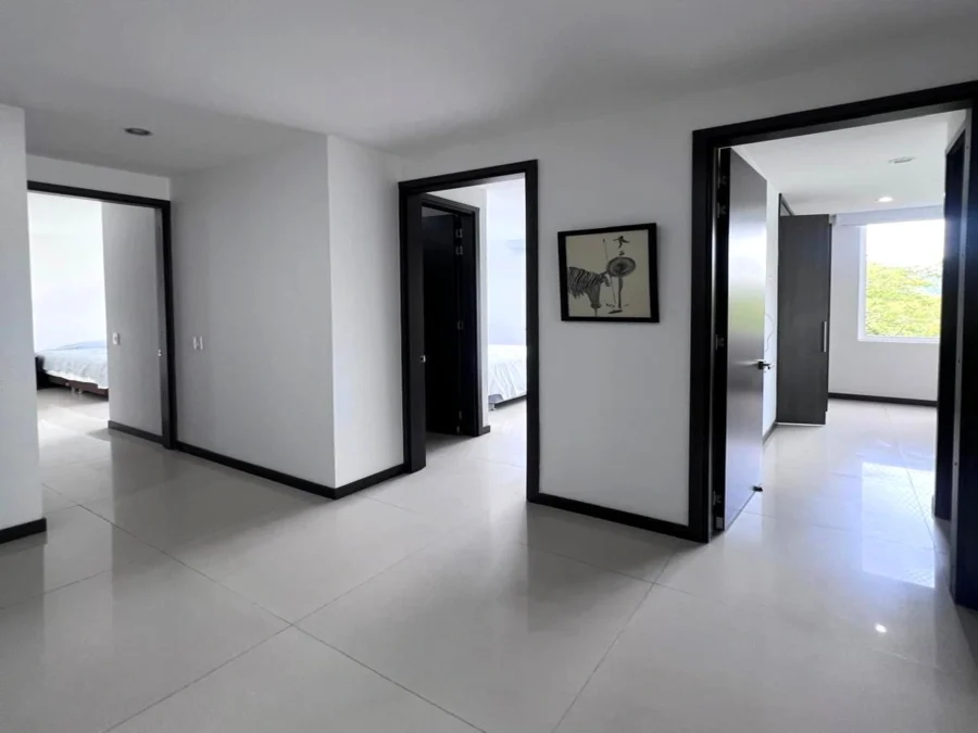 Apartamento esquinero en venta en Caudal Oriental, Villavicencio – Edificio Montebello corredor de habitaciones