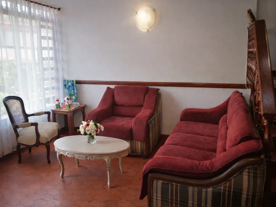 Sala de estar amplia con iluminación natural en casa en venta en Villavicencio