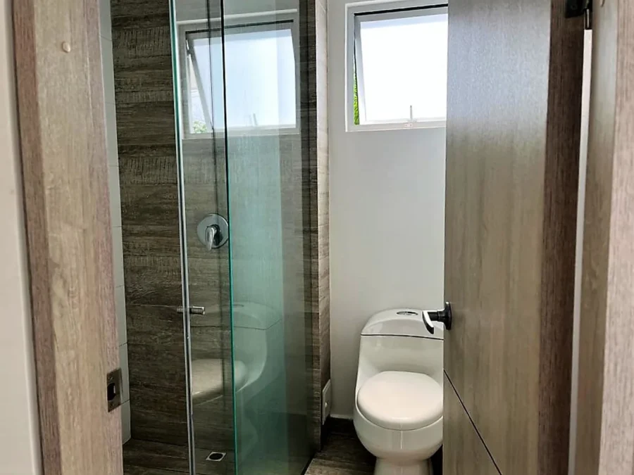 Casa campestre en venta en Palma Real, vía Villavicencio–Restrepo baño principal con divisiones