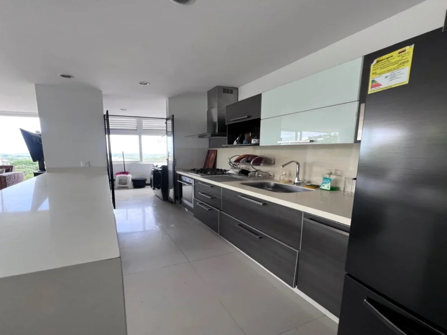 Apartamento esquinero en venta en Caudal Oriental, Villavicencio – Edificio Montebello cocina con mucho almacenamiento