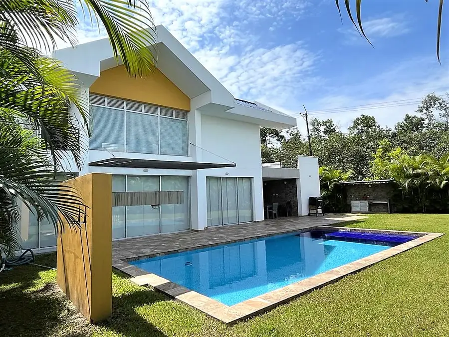 Casa campestre en venta en Palma Real, vía Villavicencio–Restrepo piscina y patio