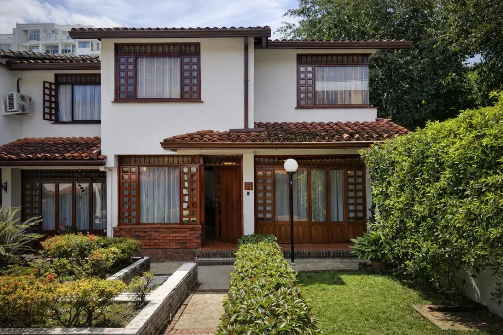 Fachada de casa en Caudal Oriental Villavicencio con jardín