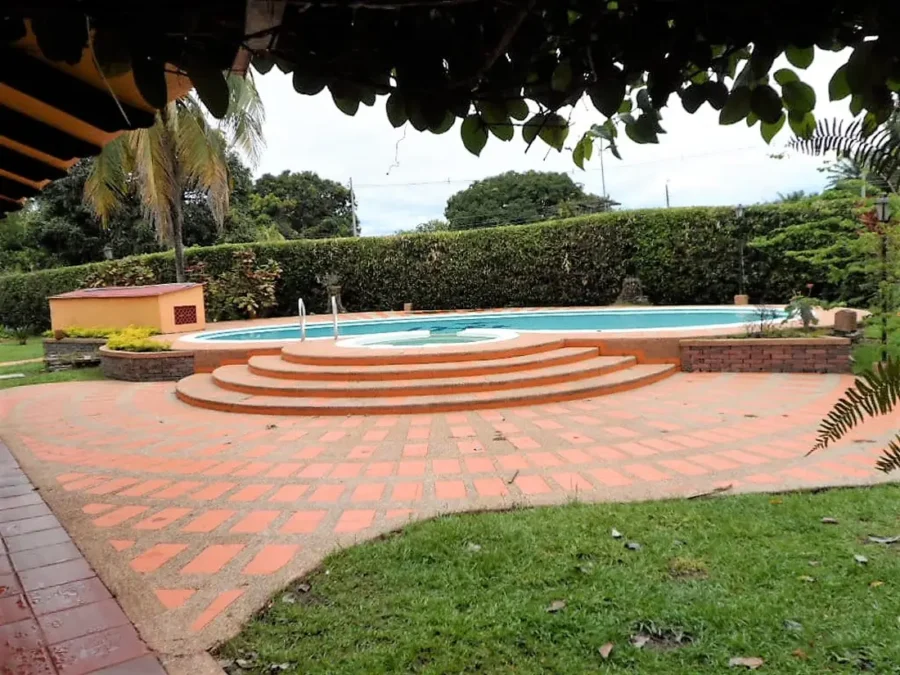 Casa quinta en venta en Villavicencio – Condominio El Laguito piscina