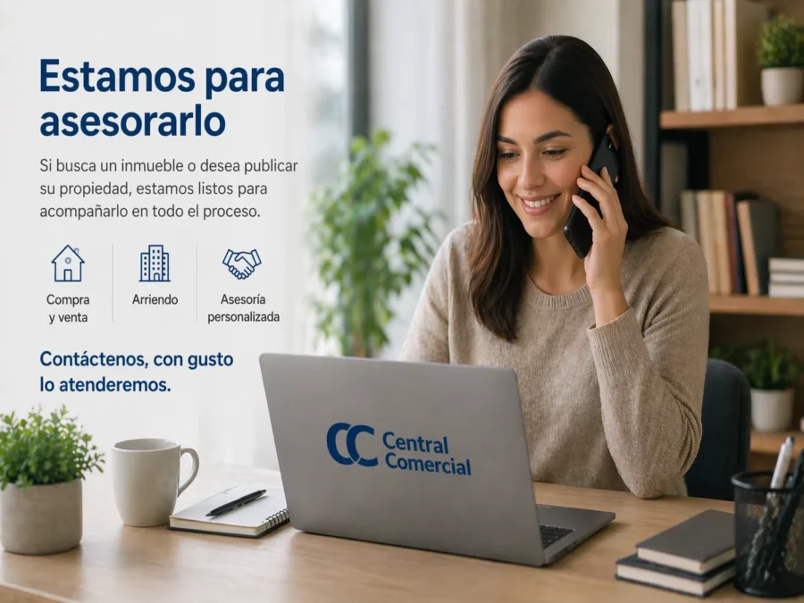 Asesora inmobiliaria atendiendo clientes por teléfono, contacto Central Comercial asesores inmobiliarios