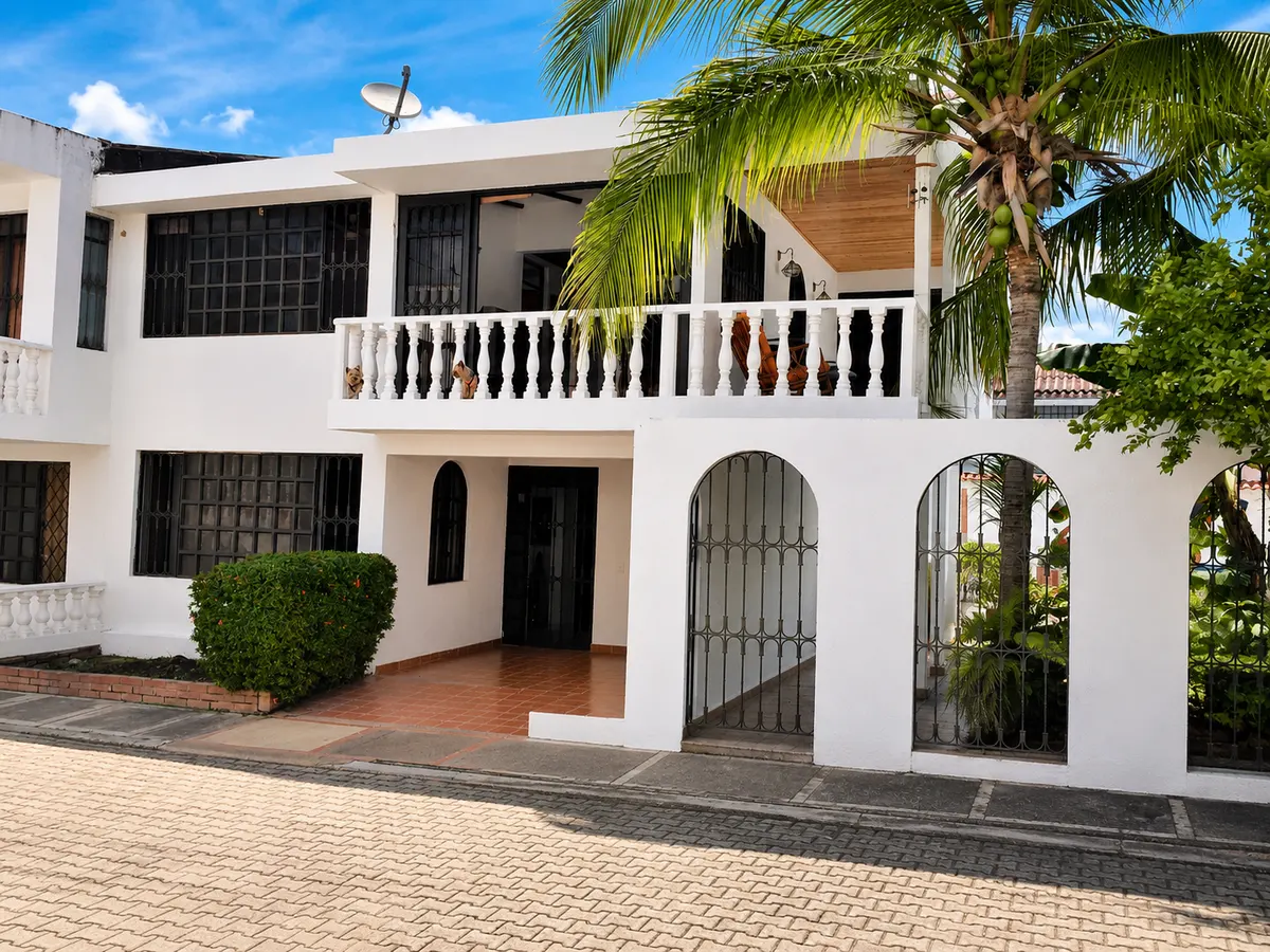 Casa en venta en Los Tamarindos Girardot con piscina y dos niveles