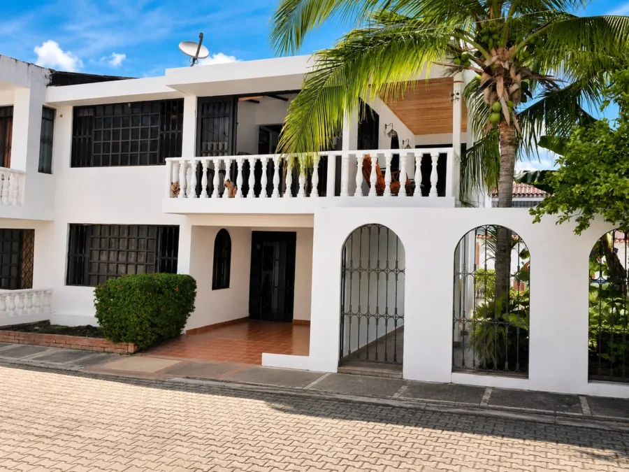 Casa en venta en Los Tamarindos Girardot con piscina y dos niveles